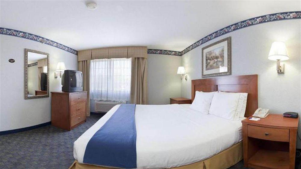 Comfort Inn & Suites Napoleon Buitenkant foto